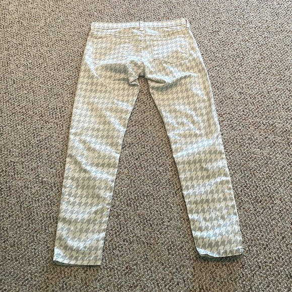 Francesca’s Gray & White Jean Like Patterned Pants. Size 27 - Picture 5 of 10